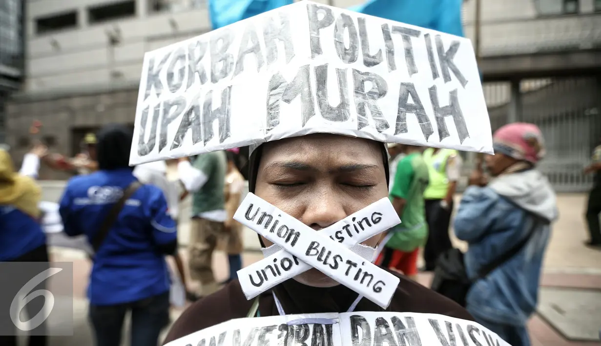 Massa yang tergabung dalam Serikat Buruh Garmen, Tekstil dan Sepatu (SGBTS) berunjuk rasa di Kedutaan Besar Jepang, Jakarta, Selasa (9/2). Dalam aksinya mereka menuntut penyelesaian kasus pemutusan hubungan kerja 1.300 buruh. (Liputan6.com/Faizal Fanani)