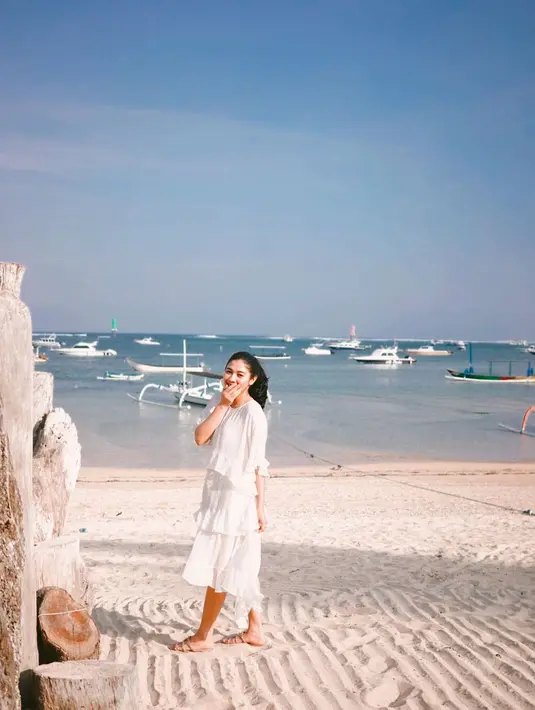 Salah satu pilihan Naysila saat liburan di pantai. Ia tampak cantik dengan tiered dress warna putihnya. [@naymirdad]