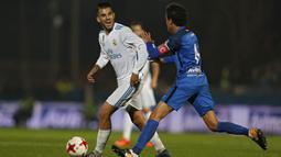 Gelandang Real Madrid, Daniel Ceballos, berusaha melewati gelandang Fuenlabrada, Luis Milla, pada laga Copa del Rey di Stadion Fernando Torres, Madrid, Kamis (26/10/2017). Fuenlabrada kalah 0-2 dari Madrid. (AP/Francisco Seco)