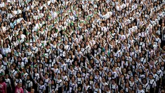 Ribuan siswa St. Scholastica College mengacungkan jari telunjuk "nomor satu" saat menari massal dalam aksi One Billion Rising di Filipina, Senin (15/2). Gerakan ini bentuk kampanye untuk menghentikan kekerasan terhadap perempuan. (AFP PHOTO/Noel CELIS)