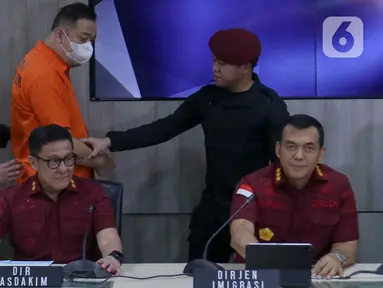 Buronan interpol berinisial LQ asal China dihadirkan pada konferensi pers Penangkapan Buronan Internasional di Dirjen Imigrasi, Jakarta, Kamis (10/10/2024). (Liputan6.com/Herman Zakharia)