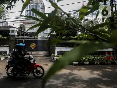 Pengendara motor melintas di depan rumah dinas Edhy Prabowo setelah tertangkap KPK, di Jalan Widya Chandra V, no 26, Jakarta, Kamis (26/11/2020).  KPK menetapkan Menteri Kelautan dan Perikanan Edhy Prabowo sebagai tersangka korupsi suap Izin Ekspor Benih Lobster di KKP. (Liputan6.com/Johan Tallo)