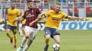 Pemain AC Milan, Patrick Cutrone (kiri) berusaha merebut bola dari pemain Hellas Verona, Thomas Heurtaux pada lanjutan Serie A di San Siro stadium, Milan, (5/5/2018). AC Milan menang telak 4-1. (AP/Antonio Calanni)