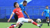 Syukurali Pulatov, bek Semen Padang, menghalau pemain asing Barito Putera, Artur Jesus, dalam uji coba di Stadion Gajayana, Malang, Selasa (26/2/2019). (Bola.com/Iwan Setiawan)