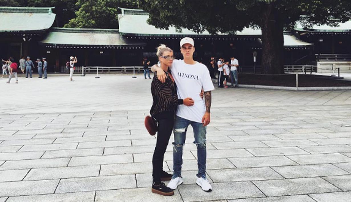 Foto Justin Bieber dan Sofia Richie saling berangkulan. Keduanya kompak mengunggah foto-foto kebersamaan mereka. (Instagram/sofiarichie)