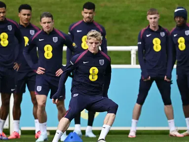 Pemain Timnas Inggris, Anthony Gordon, tampak serius mengikuti sesi latihan jelang laga melawan Yunani pada laga UEFA Nations League. (AFP/Paul Ellis)