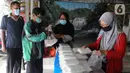 Relawan Yayasan Nasi Jumat (SiJum) Indonesia memberikan  makan siang di Warung Makan Gratis Beji, Depok, Jawa Barat, Rabu (9/3/2022). Makan siang gratis bagi masyarakat umum setiap harinya ini sudah berjalan sejak September 2021. (merdeka.com/Arie Basuki)