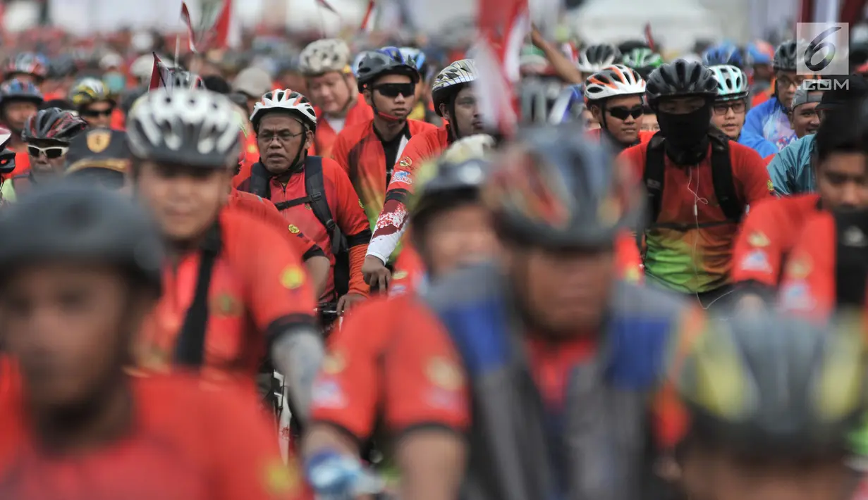 Ratusan pesepeda mengikuti kegiatan bertajuk Gowes Bersama Indonesia Damai #iRide4Peace di di Silang Monas, Jakarta, Minggu (4/11). Acara bersepeda bersama ini dibalut deklarasi untuk mendukung Pemilu damai. (Merdeka.com/ Iqbal S. Nugroho)