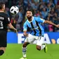 Gelandang Pachuca, Jonathan Urretaviscaya (kiri), mendapat pengawalan dari gelandang Gremio, Fernandinho, pada semifinal Piala Dunia Antarklub 2018 di Stadion Hazza bin Zayed, Al-Ain, Selasa (12/12/2017). (AFP/Giuseppe Cacace)