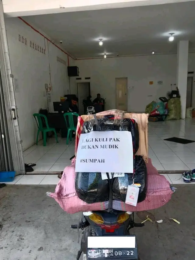 10 Potret Kurir saat Antar Barang Jelang Lebaran Ini Bikin Tepuk Jidat