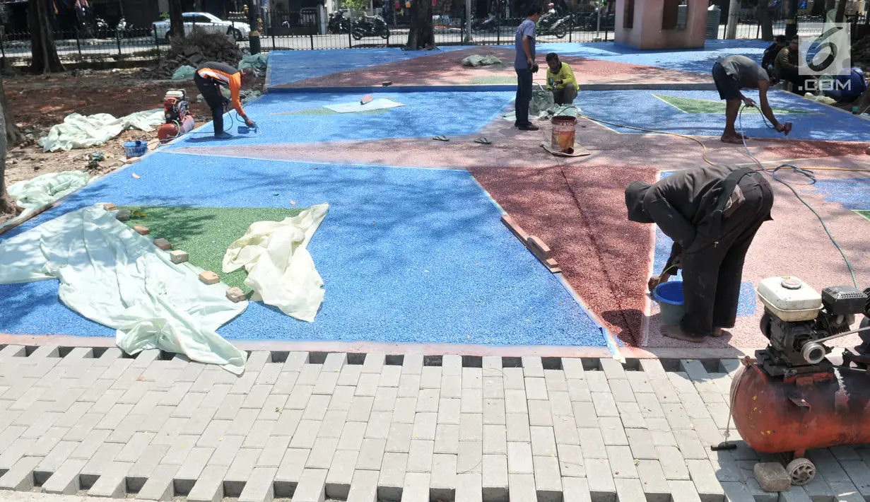 Pekerja menyelesaikan pemasangan batu berpori di Taman Gorontalo, Tanjung Priok, Jakarta, Senin (19/8/2019). Taman Maju Bersama merupakan salah satu langkah Pemprov DKI Jakarta dalam pengendalian kualitas udara di Ibu Kota sekaligus sebagai sarana interaksi masyarakat. (merdeka.com/Iqbal Nugroho)