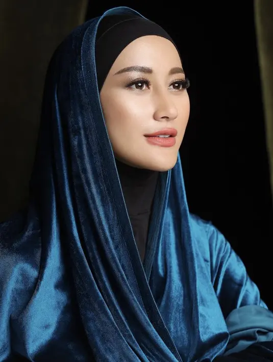 Ayu tampil memesona mengenakan kerudung velvet warna biru, dengan inner hitamnya.[Instagram/@ayumaulida97]