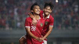 Pemain Timnas Indonesia U-19, Rabbani Tasnim merayakan gol kedua timnya yang dicetak dari eksekusi tendangan penalti saat matchday keempat Grup A Piala AFF U-19 2022 antara Timnas Filipina U-19 melawan Timnas Indonesia U-19 di Stadion Patriot Candrabhaga, Bekasi, Jawa Barat, Jumat (08/07/2022). (Bola.com/Bagaskara Lazuardi)
