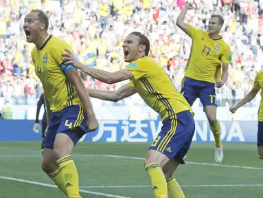 Pemain Swedia, Andreas Granqvist (kiri) merayakan gol bersama rekan-rekannya saat melawan Korea Selatan pada laga grup E Piala Dunia 2018 di Nizhny Novgorod stadium, Nizhny Novgorod, Rusia, (18/6/2018). Swedia menang 1-0. (AP/Pavel Golovkin)
