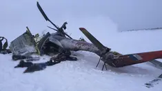 Tampak Jenazah penumpang helikopter Mi - 8 yang jatuh di dekat kota Igarka, Krasnoyarsk , Rusia, Kamis (26/11). Helikopter yang membawa karyawan perusahaan minyak  Rosneft ini jatuh di daerah bersalju Krasnoyarsk. (REUTERS)
