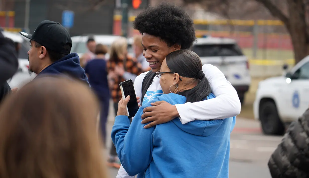 Awal bulan ini, para siswa di sekolah itu bolos untuk mengikuti aksi pawai menuntut undang-undang kepemilikan senjata api yang lebih ketat di Gedung Kongres Negara Bagian Colorado. (AP Photo/David Zalubowski)