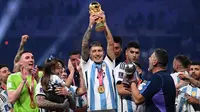 Lisandro Martinez menjadi salah satu pemain yang berkontribusi lebih untuk gelar juara Piala Dunia 2022 Timnas Argentina. Bek andalan Manchester United ini sering dipercaya tampil oleh pelatih Lionel Scaloni untuk mengisi skuadnya. Dari lima laga, Martinez tercatat mampu mengumpulkan total 301 menit bermain. (AFP/Kirill Kudryavtsev)