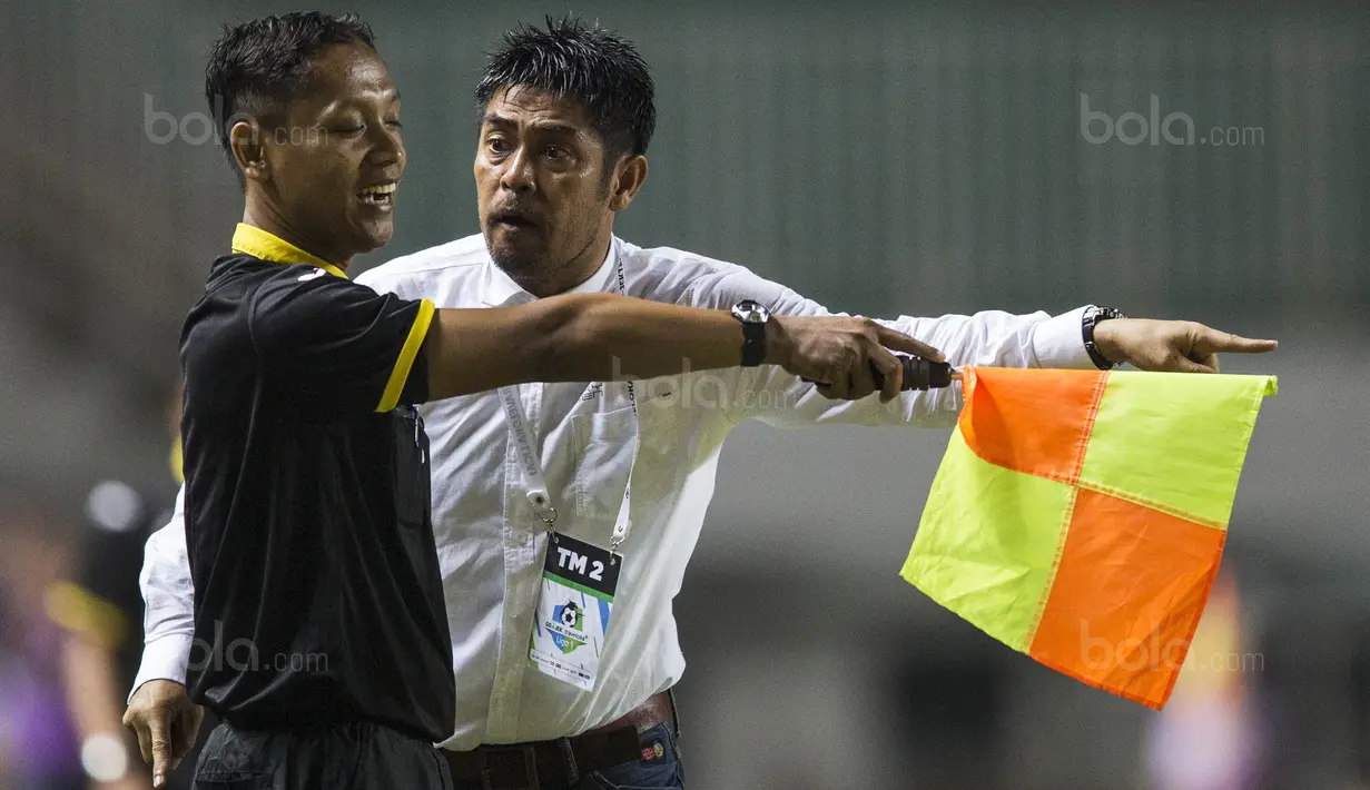 Pelatih Semen Padang, Nil Maizar, melakukan protes ke hakim garis saat melawan PS TNI pada laga Liga 1 di Stadion Pakansari, Bogor, Minggu (30/7/2017). PS TNI menang 2-1 atas Semen Padang. (Bola.com/Vitalis Yogi Trisna)
