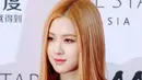 Biasanya Rose kerap tampil dengan rambut merah yang menyala. Namun ia terlihat begitu berbeda saat mewarnai rambutnya dengan warna oranye. (Foto: koreaboo.com)