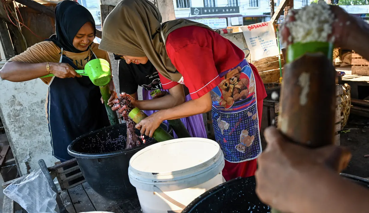 Lemang merupakan hidangan tradisional yang populer untuk berbuka puasa. (CHAIDEER MAHYUDDIN/AFP)