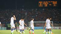 Pemain Persib Bandung meninggalkan Stadion Segiri, Samarinda, setelah dikalahkan Pusamania Borneo FC (PBFC) pada leg pertama semifinal Piala Presiden 2017, Kamis (2/3/2017). (PSSI)