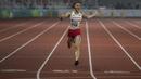 Pelari Indonesia, Ulfa Silviana, saat tampil pada Invitation Tournament Asian Games 2018 cabang atletik nomor 200 m di SUGBK, Jakarta, Selasa (13/2/2018). Meski kalah dirinya memecahkan rekor pribadi dengan 24,86 detik. (Bola.com/Vitalis Yogi Trisna)