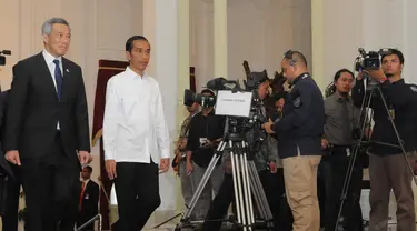 Jokowi menerima kunjungan Perdana Menteri Singapura Lee Hsien Loong di Istana Negara, Jakarta, (20/10/14). (Liputan6.com/Herman Zakharia)