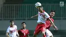 Bek Indonesia U-23, M Rezaldi Hehanusa (kanan) berebut bola dengan pemain Bahrain, Ahmed Sanad pada laga PSSI Anniversary 2018 di Stadion Pakansari, Kab Bogor, Jumat (27/4). Babak pertama Indonesia tertinggal 0-1. (Liputan6.com/Helmi Fithriansyah)
