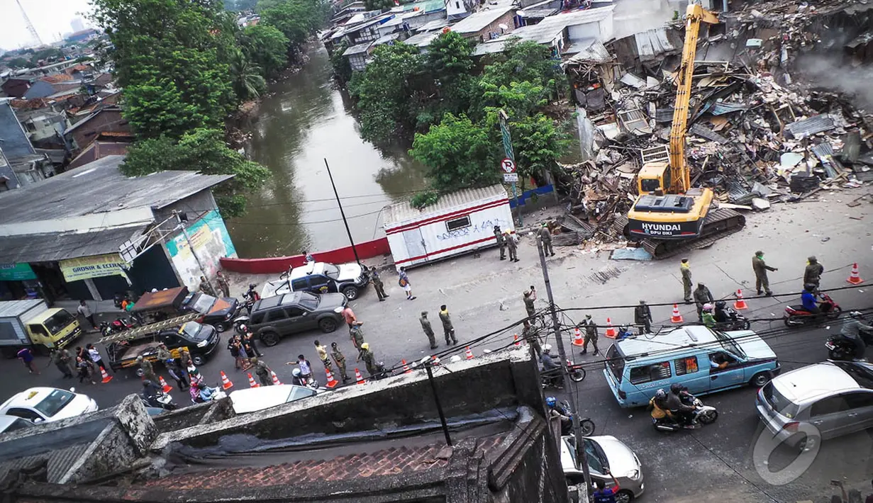 Kemacetan tersebut terjadi akibat penutupan sebagian jalan terkait adanya pembongkaran bangunan yang bersebelahan dengan bantaran Sungai Ciliwung, Jakarta Timur, Kamis (28/8/2014) (Liputan6.com/Faizal Fanani)