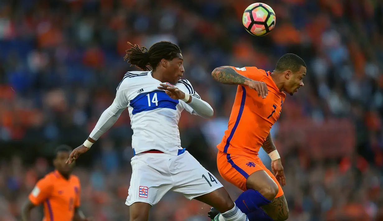 Duel pemain Luksemburg, Gerson Rodriguez (kiri) dan pemain Belanda, Memphis Depay pada Kualiifikasi Piala Dunia 2018 di Rotterdam. (AFP/ John Thys)