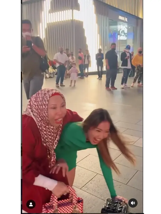 6 Potret Kocak Lucinta Luna saat Jumpa Dato Seri Vida di Malaysia, Bikin Heboh