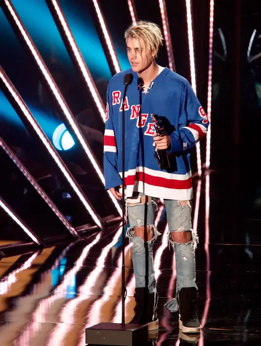 Cinta memang tak pandang usia, kini yang telah Bieber rasakan terhadap Kourtney Kardashian. (AFP/Bintang.com)