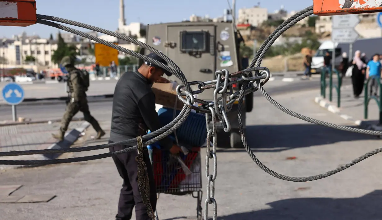 Diketahui, Israel membangun sekitar 900 pos pemeriksaan dan gerbang besi untuk membatasi pergerakan warga Palestina di Tepi Barat. (HAZEM BADER/AFP)
