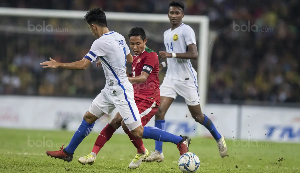 Gelandang Timnas Indonesia, Evan Dimas, menggocek pemain Malaysia pada semifinal SEA Games di Stadion Shah Alam, Selangor, Sabtu (26/8/2017). Indonesia kalah 0-1 dari Malaysia. (Bola.com/Vitalis Yogi Trisna)
