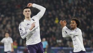 Penyerang Manchester United, Benjamin Sesko (kiri), merayakan gol pembuka timnya dalam pertandingan Liga Inggris antara West Ham United dan Manchester United di London Stadium, London timur, pada 10 Februari 2026. (Ian Kington / AFP)