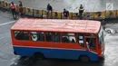 Angkutan Metromini menunggu penumpang di Terminal Blok M, Jakarta, Jumat (12/4). Sebanyak 312 bus sedang yang akan bekerja sama dengan Jak Lingko didapat dari empat operator yaitu Metromini, Kopaja, Kopami, dan Koantas Bima. (Liputan6.com/Immanuel Antonius)
