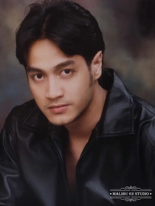 Beginilah wajah Ferry Irawan pada tahun 1999, dari dulu doi memang punya   wajah yang tampan. (Foto: instagram.com/malibu62studio)