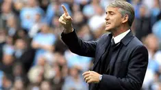 Gaya manajer Manchester City asal Italia Roberto Mancini saat memberi instruksi kepada para pemainnya di laga EPL melawan Blackburn Rovers di City of Manchester Stadium,11 September 2010. AFP PHOTO / ANDREW YATES