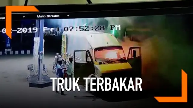 Truk terbakar di stasiun pengisian bahan bakar di India. Sejumlah petugas mendorong truk menjauh dari SPBU.
