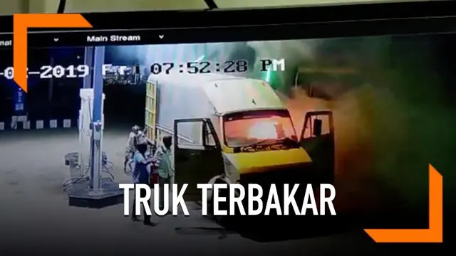 VIDEO: Aksi Heroik Pria Dorong Truk Terbakar di SPBU