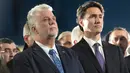 Perdana Menteri (PM) Kanada, Justin Trudeau (kanan) bersama Wali Kota Quebec, Philippe Couillard menghadiri upacara pemakaman tiga dari enam korban penembakan di Masjid Quebec, di Montreal Olympic, Kamis (2/2). (Paul Chiasson/The Canadian Press via AP)