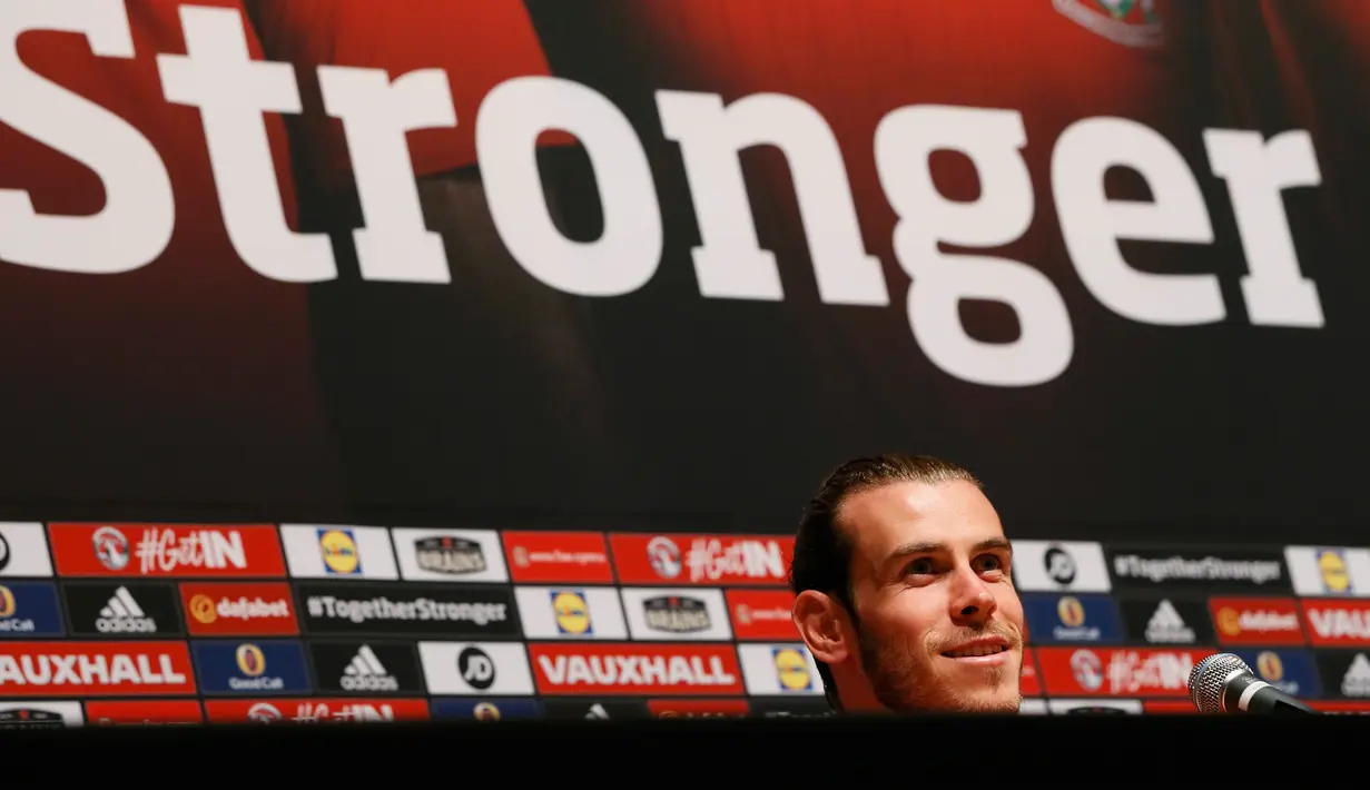 Gareth Bale saat menggelar konferensi pers jelang babak 8 besar Piala Eropa 2016, Stadium COSEC, Prancis, Rabu (29/6). Bale menyebut kini Wales sudah berada setingkat di atas Inggris. (REUTERS / Gonzalo Fuentes)