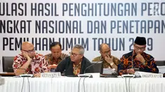 Ketua KPU RI, Arief Budiman (tengah) memimpin rapat Rekapitulasi Hasil Penghitungan Perolehan Suara Tingkat Nasional dan Penetapan Hasil Pemilu Tahun 2019, Jakarta, Sabtu (18/5/2019). Rapat membahas dan menetapkan perolehan suara dari Papua Barat dan DKI Jakarta. (Liputan6.com/Helmi Fithriansyah)