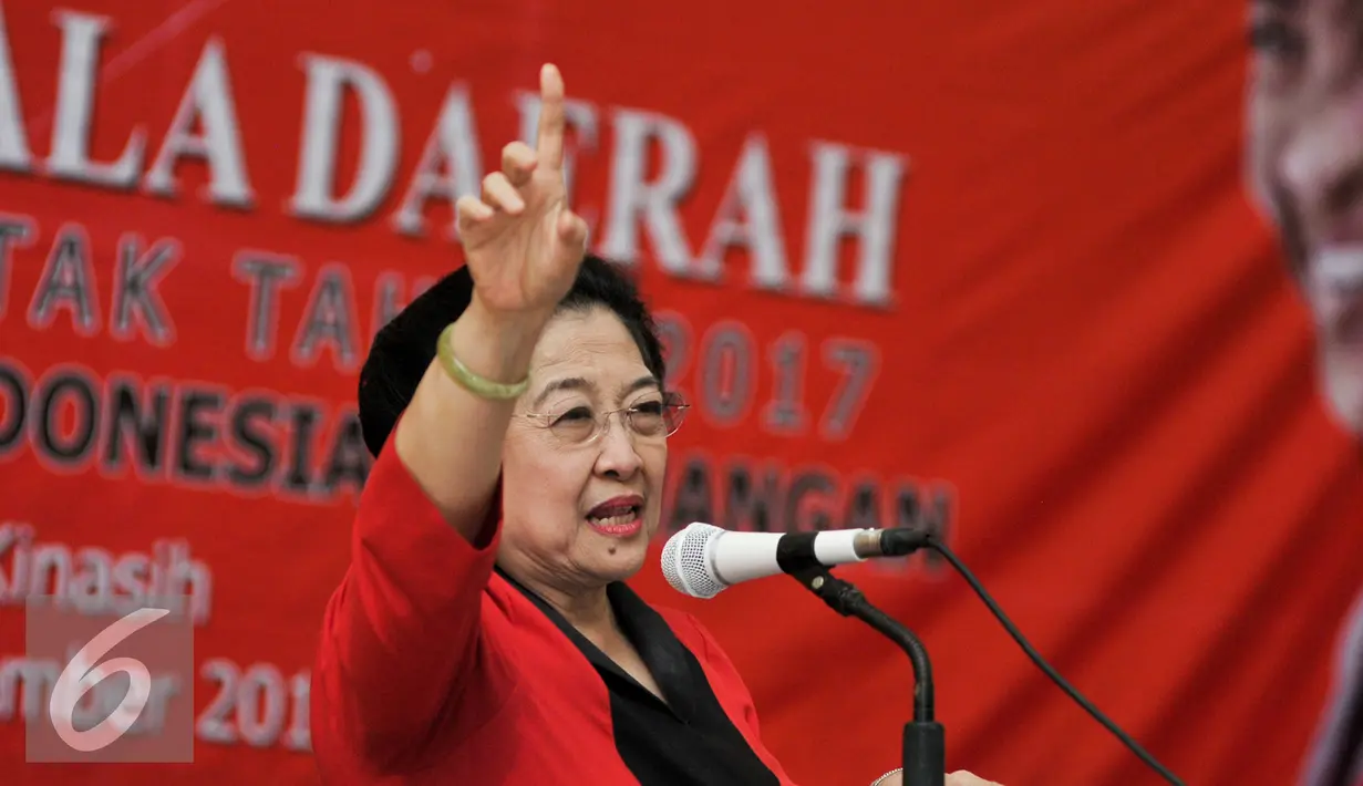 Ketua Umum PDIP Megawati Soekarnoputri memberikan pembekalan kepada calon kepala daerah di Wisma Kinasih, Depok, Selasa (6/9). PDIP buka Sekolah Partai Calon Kepala Daerah dan Wakil Kepala Daerah PDI Perjuangan angkatan ke-2. (Liputan6.com/Yoppy Renato)