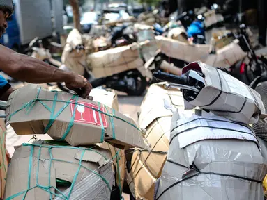 Jasa pengiriman barang via kereta api mengalami kenaikan pengiriman, Senen, Jakarta, Senin (29/6/2015). Menjelang Hari Raya Idul Fitri 2015, pengiriman terutama untuk motor mengalami peningkatan. (Liputan6.com/Faizal Fanani)