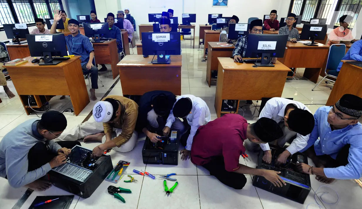 Aktivitas santri saat kegiatan belajar dalam kelas di Pesantren Teknologi Informasi dan Komunikasi (PeTIK) di Rangkapan Jaya, Pancoran Mas Depok, Jawa Barat, Senin (31/10/2022). Setiap tahunnya  50  santri dari seluruh Indonesia belajar secara gratis mengenai komputer, program dan jaringannya di  Pesantren Teknologi untuk dhuafa ini yang sumber pendanaannya berasal dari potongan gaji karyawan PLN dan dikelola Yayasan Baitul Maal (YBM) PLN. (merdeka.com/Arie Basuki)