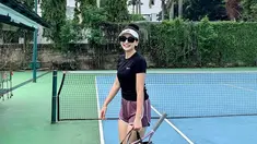 Meski sibuk jalani keseharian di dunia hiburan. Banyak selebriti menyempatkan waktunya untuk tetap berolahraga. Baik itu ngegym hingga olahraga di lapangan seperti tenis. Olahraga yang populer ini memang menyenangkan dilakukan untuk menjaga kebugaran. (Liputan6.com/IG/@valtifanka)