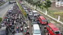 Kendaraan terjebak kemacetan saat melintas di Jalan Raya Pasar Minggu, Jakarta, Rabu (10/6/2020). Tingginya volume kendaraan serta adanya proyek pembangunan flyover menyebabkan kemacetan parah di kawasan tersebut, meskipun saat ini masih dalam status transisi PSBB. (Liputan6.com/Immanuel Antonius)