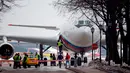 Pesawat membawa para diplomat Rusia yang diusir dari Amerika Serikat dan keluarga mereka mendarat di bandara Vnukovo, Moskow, Minggu (1/4). Pengusiran terkait serangan racun terhadap mantan agen mata-mata Rusia di Inggris. (AP/Alexander Zemlianichenko)