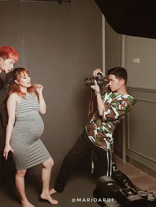 "Yunik bgt suka bgt konsep nya ...loveu," rafarka_preloved. "Jd teringt sewaktu hamil ... emng bgtu adat jawa .. supaya lncr saat mlhirkn .. nice," tulis muthiardhana. "Ni poto pranatal yg plg mnyentuh yg prnh q liat...," tulis syifadmawati.